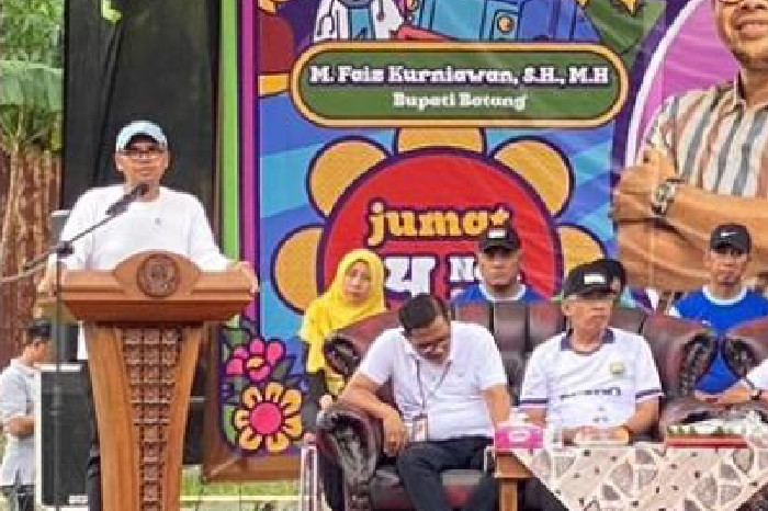 Bupati Batang M. Faiz Kurniawa di Lapangan Desa Cokro, Kecamatan Blado, Kabupaten Batang.
