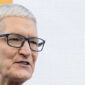CEO Tim Cook di sebuah acara Apple. Foto oleh Bloomberg.