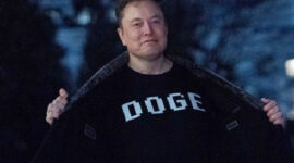 Elon Musk mengenakan kaos DOGE di Gedung Putih pada 9 Maret. Foto: AP