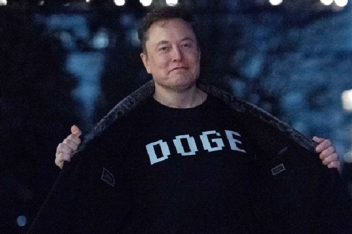 Elon Musk mengenakan kaos DOGE di Gedung Putih pada 9 Maret. Foto: AP