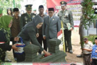 Hari Pahlawan, Pemkab dan Kodim Kendal Sematkan Bambu Runcing Berbendera Merah Putih