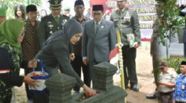 Hari Pahlawan, Pemkab dan Kodim Kendal Sematkan Bambu Runcing Berbendera Merah Putih