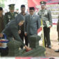 Hari Pahlawan, Pemkab dan Kodim Kendal Sematkan Bambu Runcing Berbendera Merah Putih
