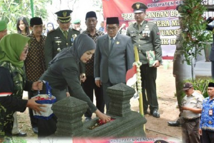 Hari Pahlawan, Pemkab dan Kodim Kendal Sematkan Bambu Runcing Berbendera Merah Putih