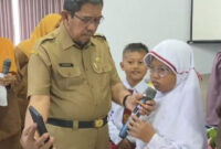 Kolaborasi Disdikbud dan Gapopin, Pelajar Indramayu Terima Bantuan Kacamata