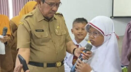 Kolaborasi Disdikbud dan Gapopin, Pelajar Indramayu Terima Bantuan Kacamata