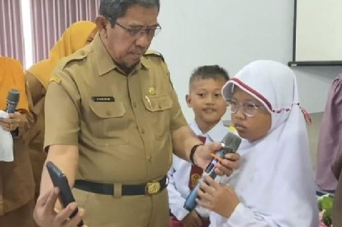 Kolaborasi Disdikbud dan Gapopin, Pelajar Indramayu Terima Bantuan Kacamata
