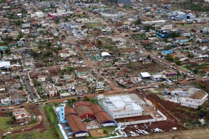 Kota Rio Bonito, yang terlihat oleh Iguacu, terlihat dari atas setelah tornado 7 November. Foto: AFP