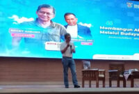 Pengamat politik, Rocky Gerung, saat menyampaikan materi pada Depok Literasi Festival di Aula Serbaguna Lantai 10, Gedung Dibaleka 2, Rabu (05/11/25). (Foto: Diskominfo)