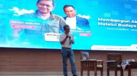 Pengamat politik, Rocky Gerung, saat menyampaikan materi pada Depok Literasi Festival di Aula Serbaguna Lantai 10, Gedung Dibaleka 2, Rabu (05/11/25). (Foto: Diskominfo)
