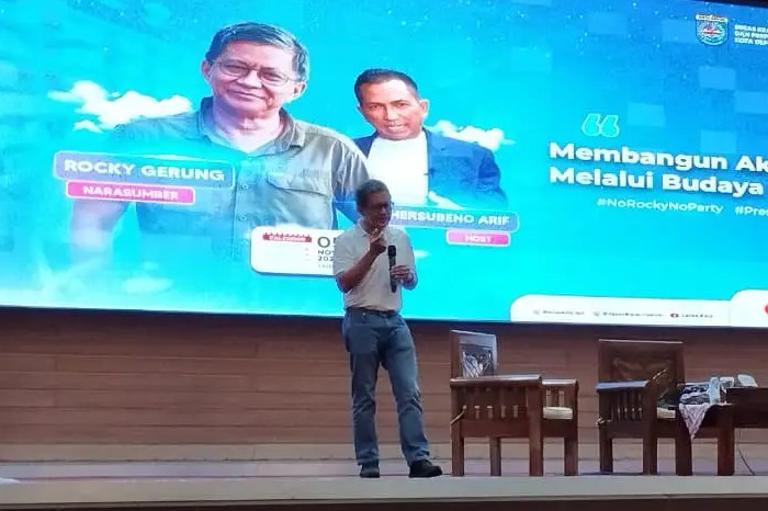 Pengamat politik, Rocky Gerung, saat menyampaikan materi pada Depok Literasi Festival di Aula Serbaguna Lantai 10, Gedung Dibaleka 2, Rabu (05/11/25). (Foto: Diskominfo)