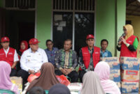 Respons Cepat PMI, Wakil Bupati Salurkan Asbes dan Sembako untuk Korban Puting Beliung