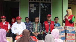 Respons Cepat PMI, Wakil Bupati Salurkan Asbes dan Sembako untuk Korban Puting Beliung