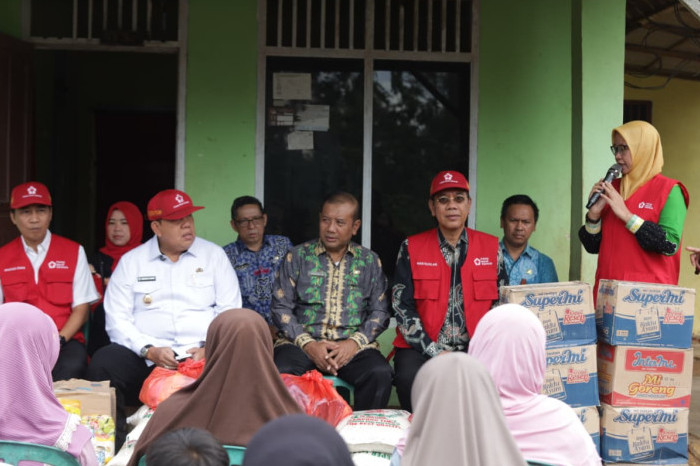 Respons Cepat PMI, Wakil Bupati Salurkan Asbes dan Sembako untuk Korban Puting Beliung