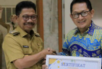 Walikota Tangerang H. Sachrudin memberikan sertifikat juara 1 Lomba Karya Inovatif (Sumber : Prokopim Kota Tangerang) 