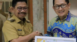 Walikota Tangerang H. Sachrudin memberikan sertifikat juara 1 Lomba Karya Inovatif (Sumber : Prokopim Kota Tangerang) 