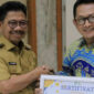 Walikota Tangerang H. Sachrudin memberikan sertifikat juara 1 Lomba Karya Inovatif (Sumber : Prokopim Kota Tangerang) 