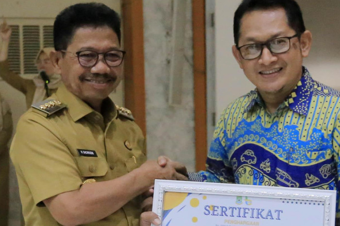 Walikota Tangerang H. Sachrudin memberikan sertifikat juara 1 Lomba Karya Inovatif (Sumber : Prokopim Kota Tangerang) 