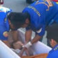 Staf kuil dan penyelamat membuka peti mati setelah mendengar ketukan datang dari dalam, menemukan wanita itu masih tinggal di Wat Rat Prakhong Tham, Provinsi Nonthhaburi, pada 23 November. Foto oleh Khaosod English