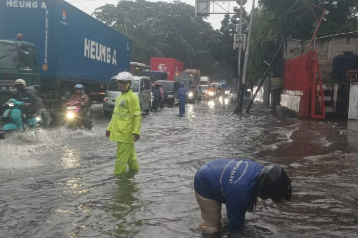 Aksi Cepat Petugas SDA Jakbar Atasi Sumbatan Tali Air di Cengkareng