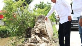 Bupati Tangerang Maesyal Rasyid langsung meninjau lokasi tanggul roboh