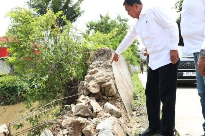 Bupati Tangerang Maesyal Rasyid langsung meninjau lokasi tanggul roboh