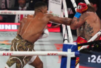 Joshua (kiri) benar-benar menekan Paul. Foto oleh Sky Sport
