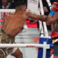 Joshua (kiri) benar-benar menekan Paul. Foto oleh Sky Sport