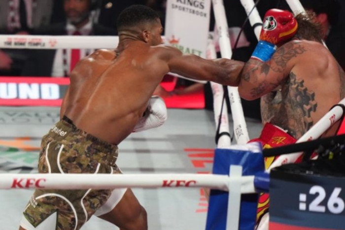 Joshua (kiri) benar-benar menekan Paul. Foto oleh Sky Sport