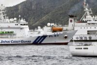 Kapal Penjaga Pantai Jepang (kiri) dan kapal penjaga pantai China (di belakang) 