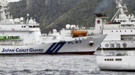 Kapal Penjaga Pantai Jepang (kiri) dan kapal penjaga pantai China (di belakang) 
