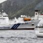 Kapal Penjaga Pantai Jepang (kiri) dan kapal penjaga pantai China (di belakang) 