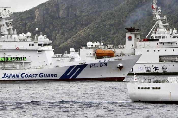Kapal Penjaga Pantai Jepang (kiri) dan kapal penjaga pantai China (di belakang) 