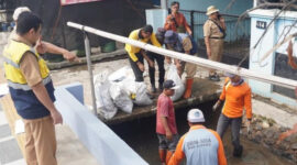 Kepala DPUPR Batang Endro Suryono (kiri), meninjau petugas normalisasi saluran di Jalan Ahmad Yani Batang, Kabupaten Batang.