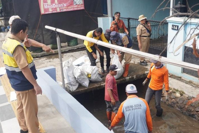 Kepala DPUPR Batang Endro Suryono (kiri), meninjau petugas normalisasi saluran di Jalan Ahmad Yani Batang, Kabupaten Batang.