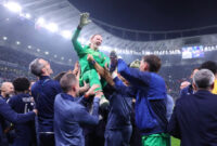 Kiper Matvei Safonov diangkat oleh rekan setimnya setelah PSG mengalahkan Flamengo dalam pertandingan Piala Interkontinental di Ahmad bin Ali, Doha, Qatar pada 17 Desember. Foto: PSG