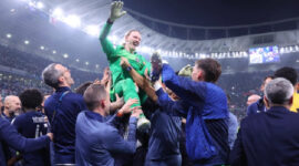 Kiper Matvei Safonov diangkat oleh rekan setimnya setelah PSG mengalahkan Flamengo dalam pertandingan Piala Interkontinental di Ahmad bin Ali, Doha, Qatar pada 17 Desember. Foto: PSG