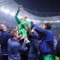 Kiper Matvei Safonov diangkat oleh rekan setimnya setelah PSG mengalahkan Flamengo dalam pertandingan Piala Interkontinental di Ahmad bin Ali, Doha, Qatar pada 17 Desember. Foto: PSG