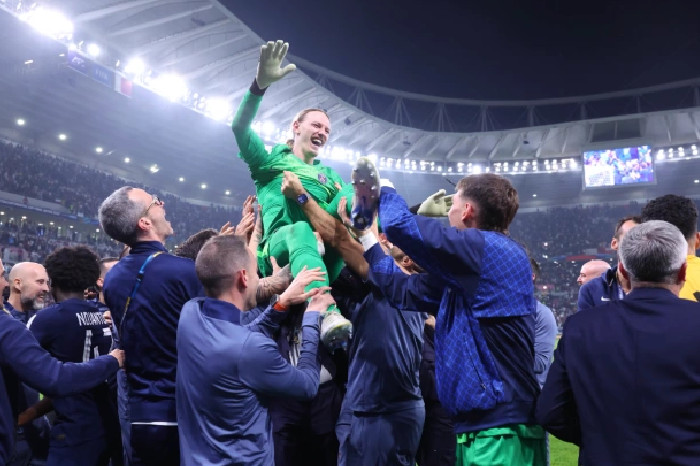Kiper Matvei Safonov diangkat oleh rekan setimnya setelah PSG mengalahkan Flamengo dalam pertandingan Piala Interkontinental di Ahmad bin Ali, Doha, Qatar pada 17 Desember. Foto: PSG