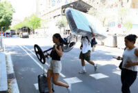 Orang Spanyol mengangkut penggemar di Barcelona. Foto: Reuters