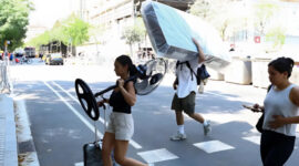 Orang Spanyol mengangkut penggemar di Barcelona. Foto: Reuters