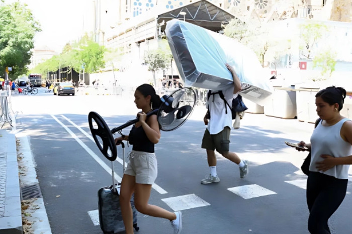 Orang Spanyol mengangkut penggemar di Barcelona. Foto: Reuters