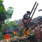 Petugas BPBD Batang memotong pohon tumbang menimpa lima rumah warga di wilayah Kecamatan Wonotunggal, Kabupaten Batang.