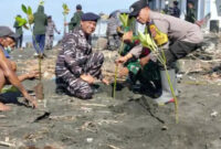 Polri dan TNI AL Kolaborasi Tanam Seribu Pohon untuk Selamatkan Pesisir (Polri)