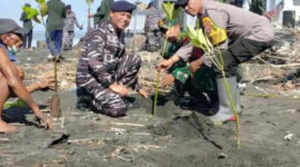 Polri dan TNI AL Kolaborasi Tanam Seribu Pohon untuk Selamatkan Pesisir (Polri)