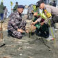 Polri dan TNI AL Kolaborasi Tanam Seribu Pohon untuk Selamatkan Pesisir (Polri)