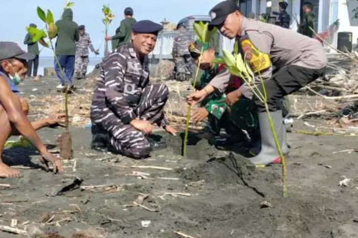 Polri dan TNI AL Kolaborasi Tanam Seribu Pohon untuk Selamatkan Pesisir (Polri)
