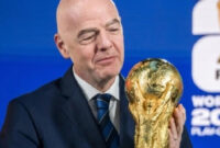 Presiden FIFA Infantino berada di piala emas sepak bola dunia, sebelum undian Piala Dunia 2026 di Washington, AS. Foto: FIFA