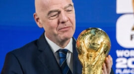 Presiden FIFA Infantino berada di piala emas sepak bola dunia, sebelum undian Piala Dunia 2026 di Washington, AS. Foto: FIFA