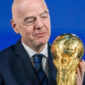 Presiden FIFA Infantino berada di piala emas sepak bola dunia, sebelum undian Piala Dunia 2026 di Washington, AS. Foto: FIFA
